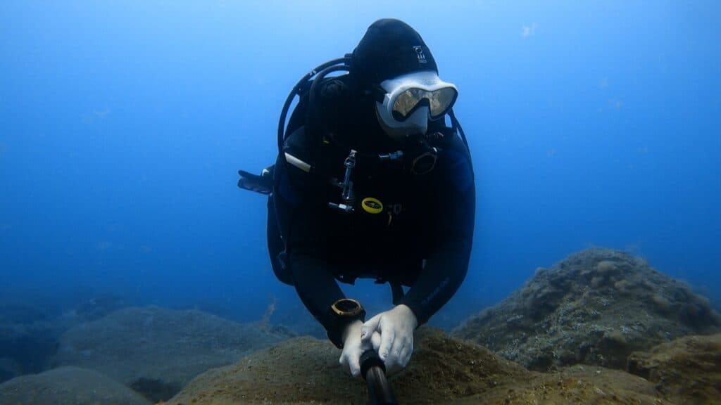 Katy Jane Dives Underwater with Teric