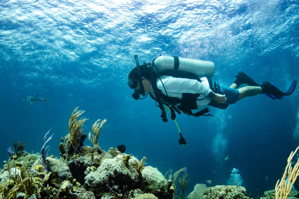 Do empty scuba tanks float